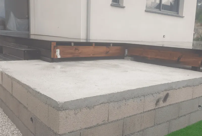 Dalle en béton préparée au bord de la terrasse pour recevoir le spa, à Saint-Vincent-de-Barbeyrargues