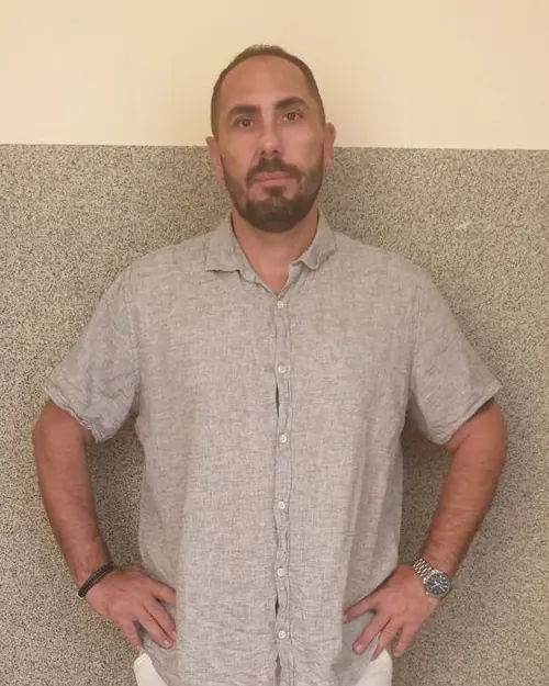 Portrait de Christophe Salvador, debout, chemise grise à manches courtes